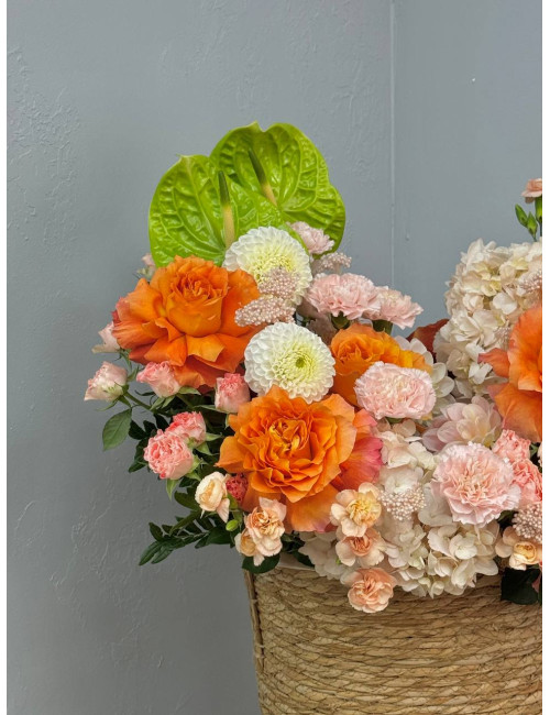 Купить Композиция в корзине "Тропический Рай" антуриум роза гортензия эустома диантус по низким ценам в Уссурийске, заказ доставки цветов | Цветочный Рай