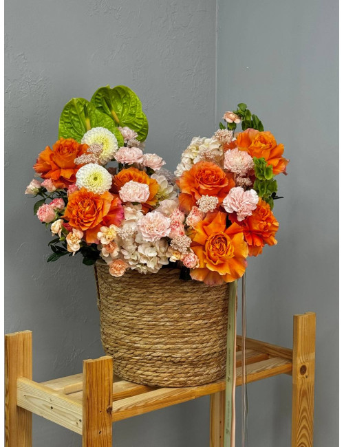 Купить Композиция в корзине "Тропический Рай" антуриум роза гортензия эустома диантус по низким ценам в Уссурийске, заказ доставки цветов | Цветочный Рай