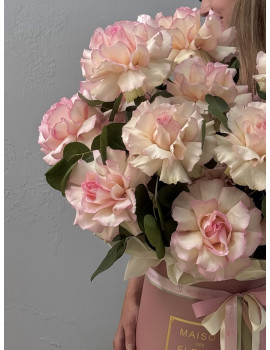 Композиция в коробке Встреча в Париже