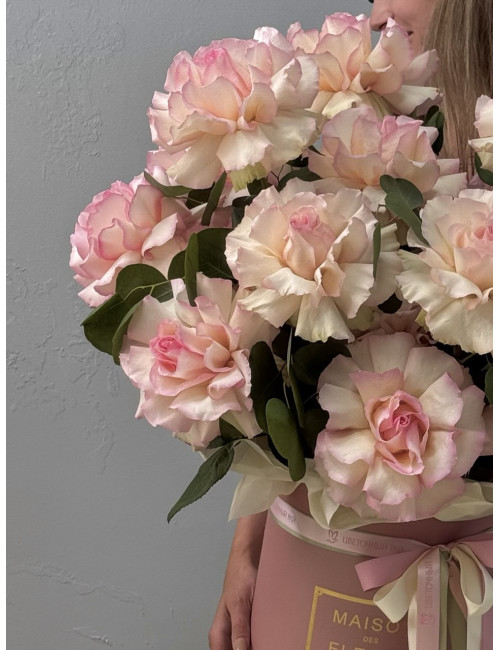 Купить Композиция в коробке Встреча в Париже 21 розовая французская роза по низким ценам в Уссурийске, заказ доставки цветов | Цветочный Рай