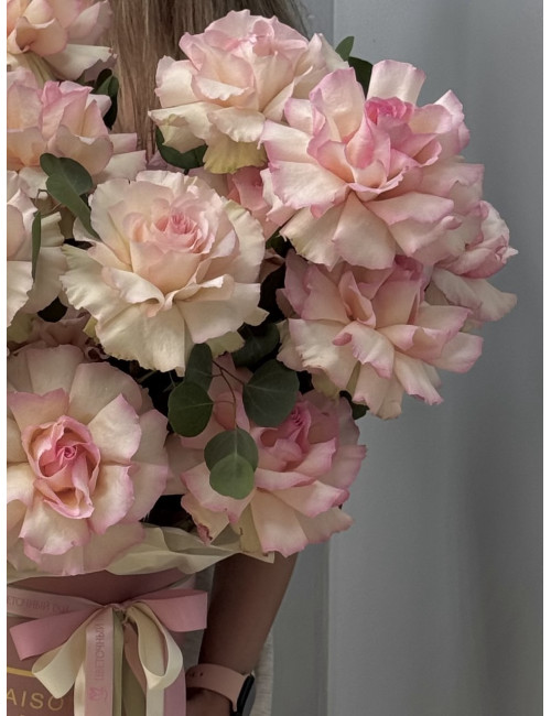 Купить Композиция в коробке Встреча в Париже 21 розовая французская роза по низким ценам в Уссурийске, заказ доставки цветов | Цветочный Рай