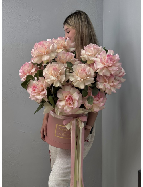 Купить Композиция в коробке Встреча в Париже 21 розовая французская роза по низким ценам в Уссурийске, заказ доставки цветов | Цветочный Рай