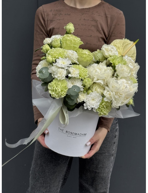 Композиция в коробке Летняя свежесть с пионами антуриумом гвоздиками эустомой хризантемой по низким ценам в Уссурийске, заказ доставки цветов | Цветочный Рай