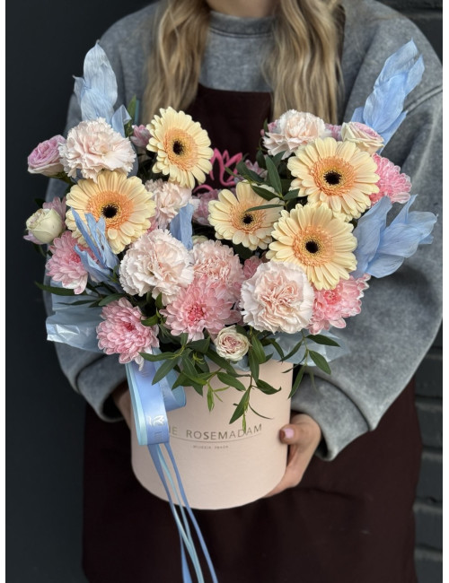 Купить Композиция в коробке Момент нежности гербера кустовая хризантема кустовая роза по низким ценам в Уссурийске, заказ доставки цветов | Цветочный Рай