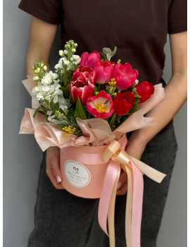 Композиция в коробке с тюльпанами Нежность Марта