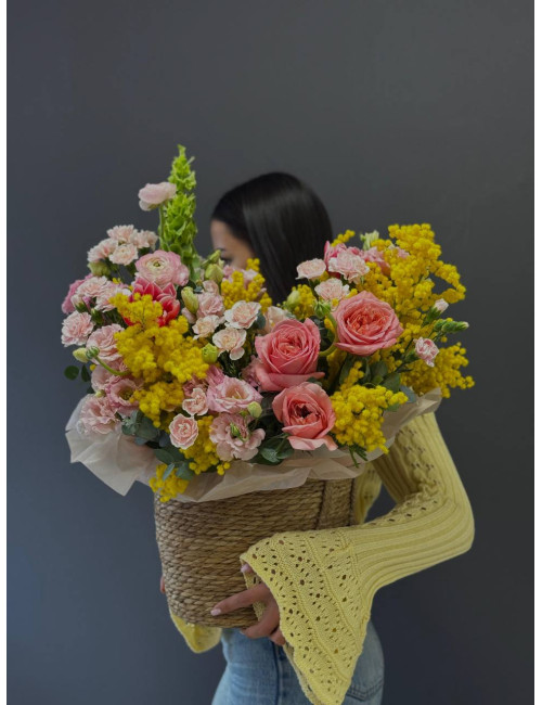 Купить Композиция в корзине Весенняя по низким ценам в Уссурийске, заказ доставки цветов | Цветочный Рай