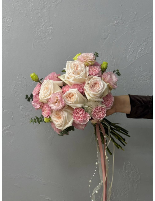 Купить Свадебный букет Сердце невесты пионовидная роза, диантусы, гвоздика, лизиантус по низким ценам в Уссурийске, заказ доставки цветов | Цветочный Рай