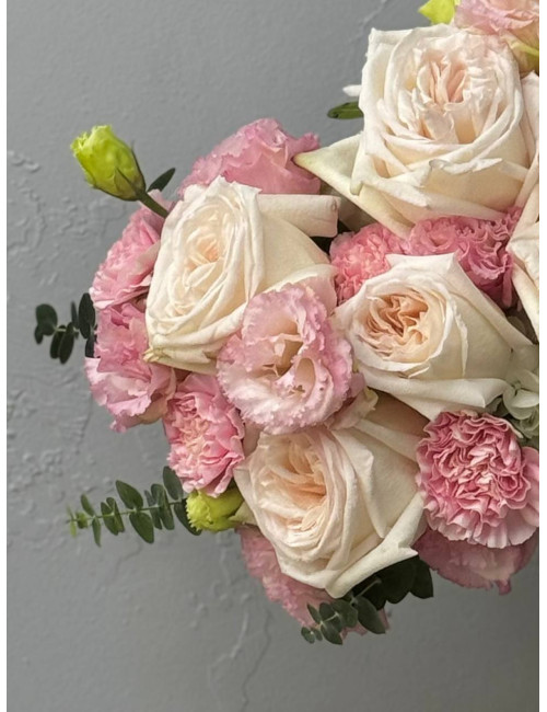 Купить Свадебный букет Сердце невесты пионовидная роза, диантусы, гвоздика, лизиантус по низким ценам в Уссурийске, заказ доставки цветов | Цветочный Рай