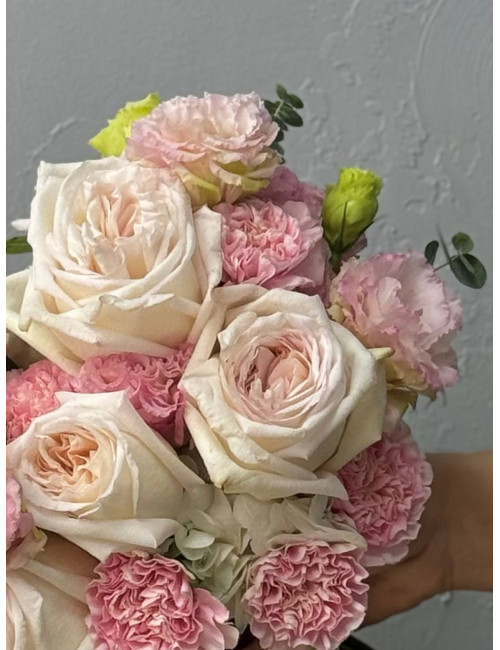 Купить Свадебный букет Сердце невесты пионовидная роза, диантусы, гвоздика, лизиантус по низким ценам в Уссурийске, заказ доставки цветов | Цветочный Рай