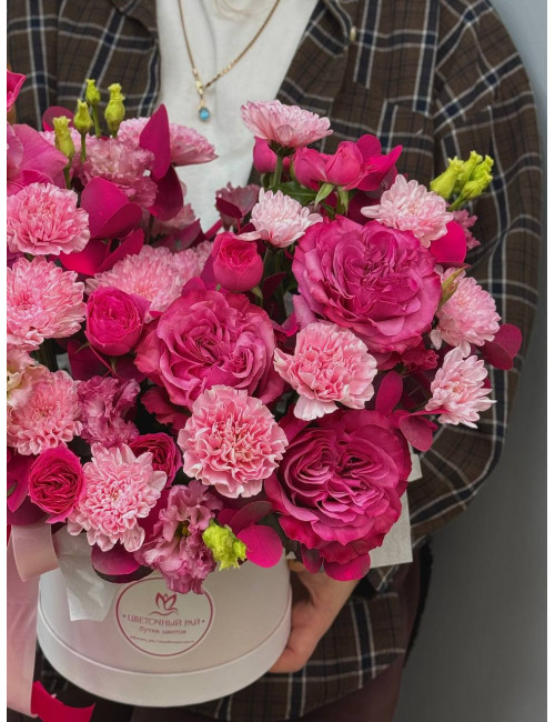 Купить Композиция в коробке Барби стиль Розы, хризантема, эвкалипт по низким ценам в Уссурийске, заказ доставки цветов | Цветочный Рай