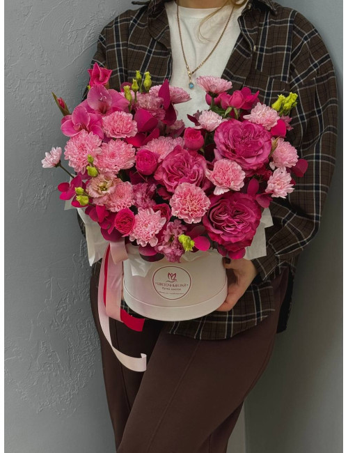 Купить Композиция в коробке Барби стиль Розы, хризантема, эвкалипт по низким ценам в Уссурийске, заказ доставки цветов | Цветочный Рай