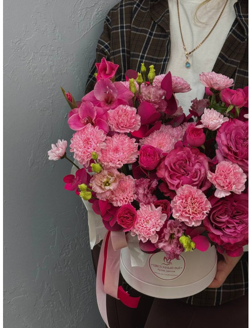 Купить Композиция в коробке Барби стиль Розы, хризантема, эвкалипт по низким ценам в Уссурийске, заказ доставки цветов | Цветочный Рай