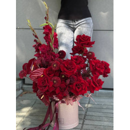 Композиция в коробке Алая Королева