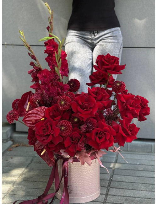 Купить Композиция в коробке Алая Королева Французская роза, антуриум, гладиолус, георгин по низким ценам в Уссурийске, заказ доставки цветов | Цветочный Рай