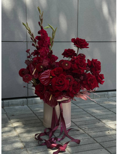 Купить Композиция в коробке Алая Королева Французская роза, антуриум, гладиолус, георгин по низким ценам в Уссурийске, заказ доставки цветов | Цветочный Рай