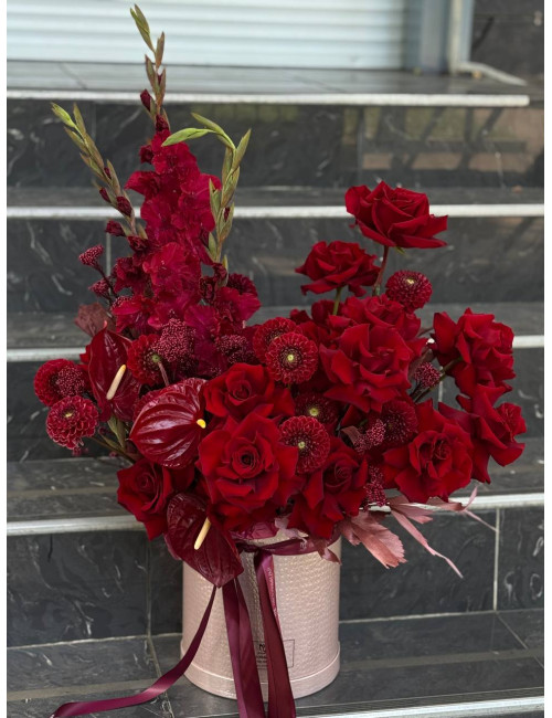 Купить Композиция в коробке Алая Королева Французская роза, антуриум, гладиолус, георгин по низким ценам в Уссурийске, заказ доставки цветов | Цветочный Рай