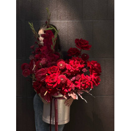 Композиция в коробке Алая Королева