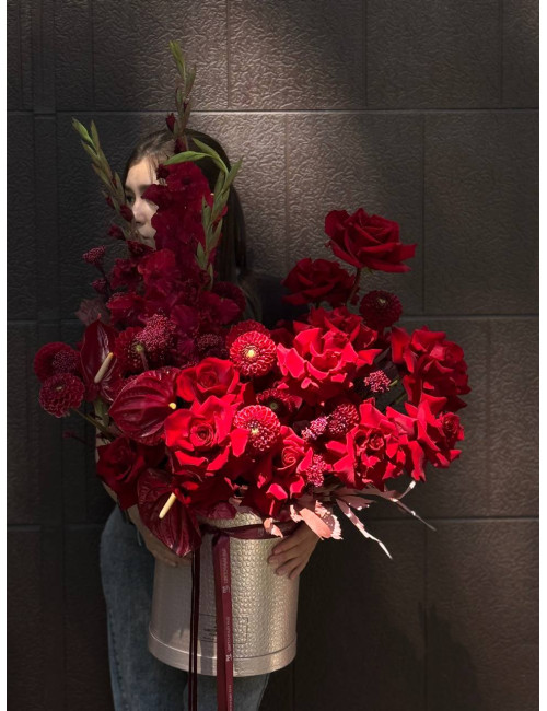 Купить Композиция в коробке Алая Королева Французская роза, антуриум, гладиолус, георгин по низким ценам в Уссурийске, заказ доставки цветов | Цветочный Рай