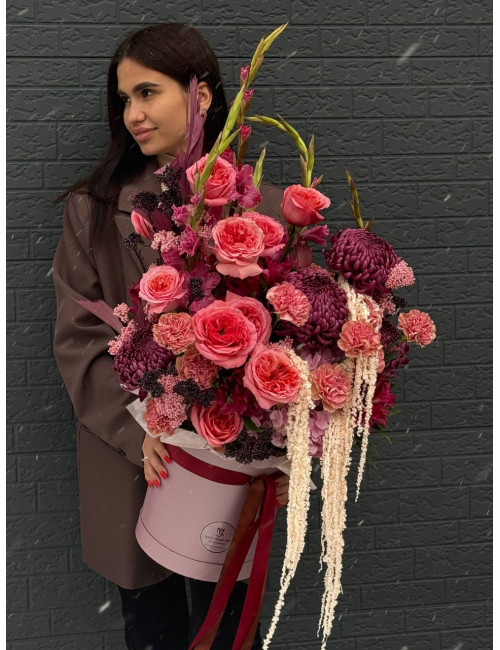 Купить Композиция в коробке Магия Бордо, хризантема, роза, гвоздика по низким ценам в Уссурийске, заказ доставки цветов | Цветочный Рай