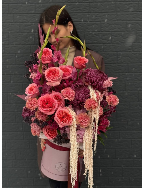 Купить Композиция в коробке Магия Бордо, хризантема, роза, гвоздика по низким ценам в Уссурийске, заказ доставки цветов | Цветочный Рай