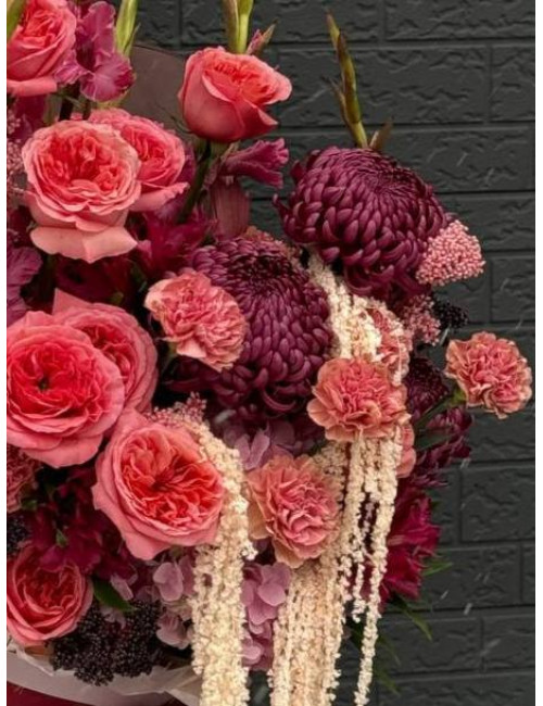 Купить Композиция в коробке Магия Бордо, хризантема, роза, гвоздика по низким ценам в Уссурийске, заказ доставки цветов | Цветочный Рай