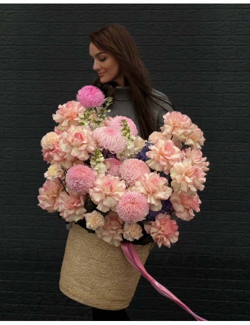 Купить Композиция в корзине Сердце Амура Французские розы, Хризантема по низким ценам в Уссурийске, заказ доставки цветов | Цветочный Рай