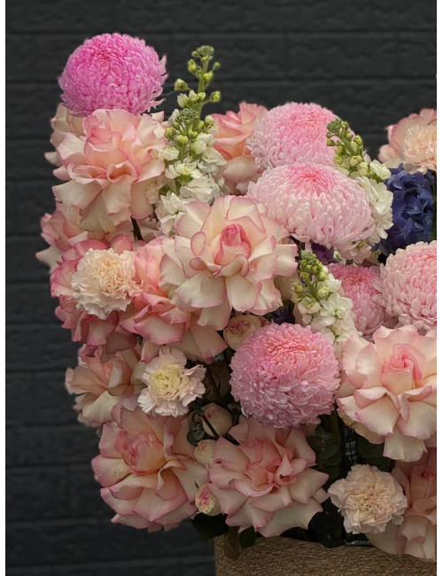 Купить Композиция в корзине Сердце Амура Французские розы, Хризантема по низким ценам в Уссурийске, заказ доставки цветов | Цветочный Рай