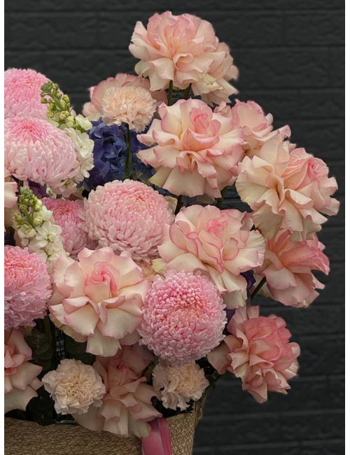 Купить Композиция в корзине Сердце Амура Французские розы, Хризантема по низким ценам в Уссурийске, заказ доставки цветов | Цветочный Рай