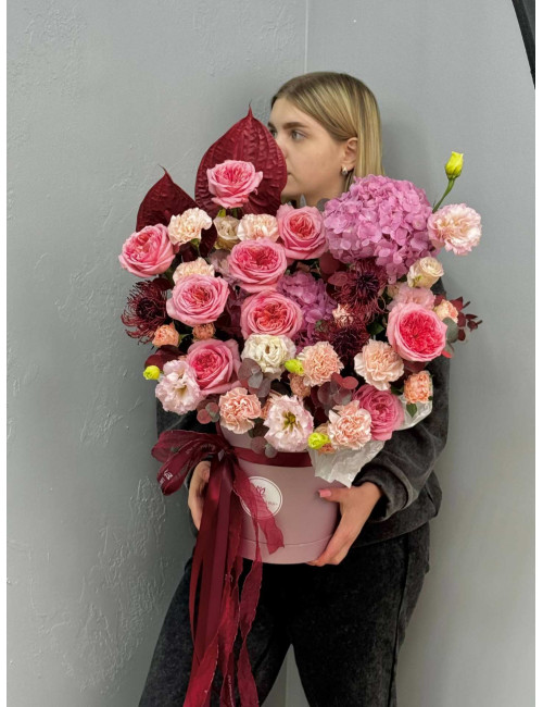 Купить Композиция в коробке Стрела Купидона Антуриум, Розы, Гортензия по низким ценам в Уссурийске, заказ доставки цветов | Цветочный Рай