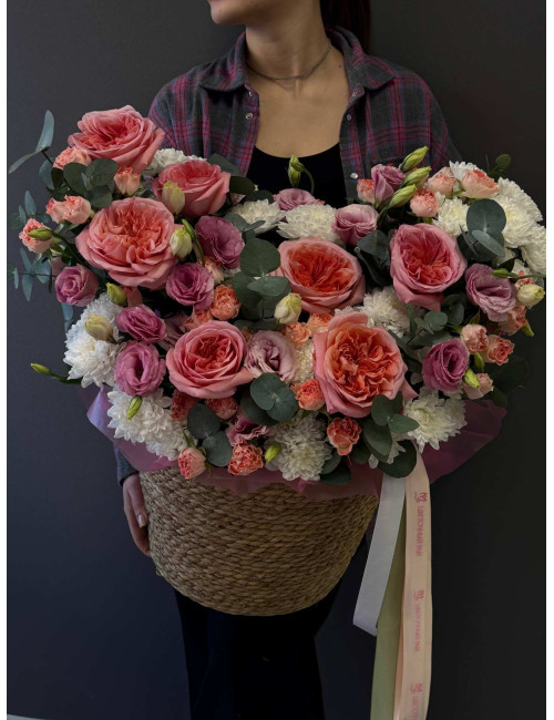 Купить Композиция в корзине Пудровый ветер Розы, эустома, хризантема по низким ценам в Уссурийске, заказ доставки цветов | Цветочный Рай