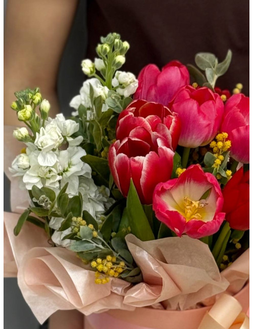 Купить Композиция в коробке с тюльпанами Нежность Марта по низким ценам в Уссурийске, заказ доставки цветов | Цветочный Рай