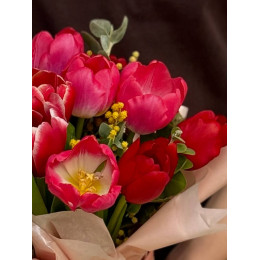 Композиция в коробке с тюльпанами Нежность Марта