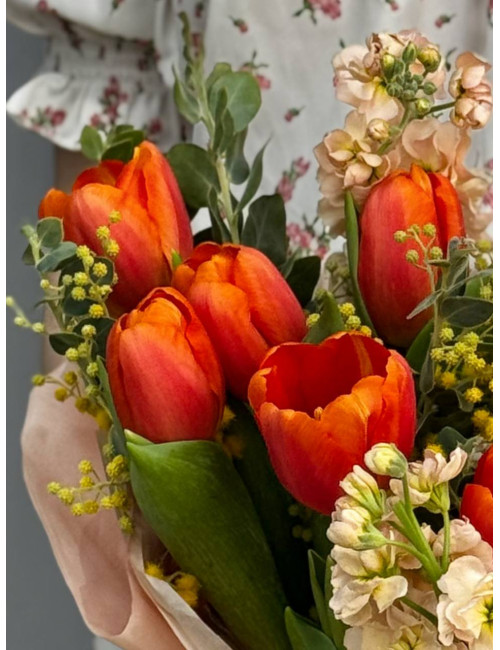 Купить Композиция в коробке с тюльпанами Теплый Март по низким ценам в Уссурийске, заказ доставки цветов | Цветочный Рай