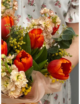 Композиция в коробке с тюльпанами Теплый Март