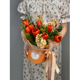 Композиция в коробке с тюльпанами Теплый Март