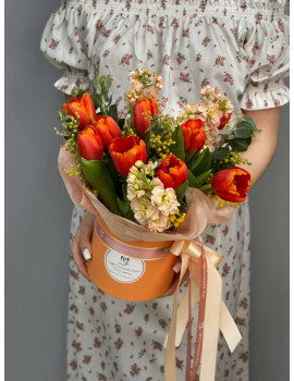Композиция в коробке с тюльпанами Теплый Март