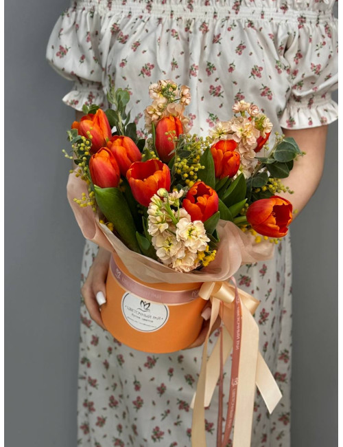 Купить Композиция в коробке с тюльпанами Теплый Март по низким ценам в Уссурийске, заказ доставки цветов | Цветочный Рай