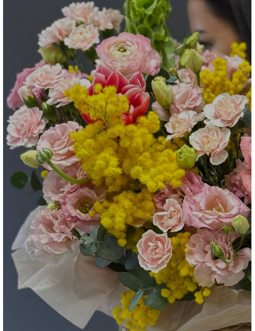 Купить Композиция в корзине Весенняя по низким ценам в Уссурийске, заказ доставки цветов | Цветочный Рай